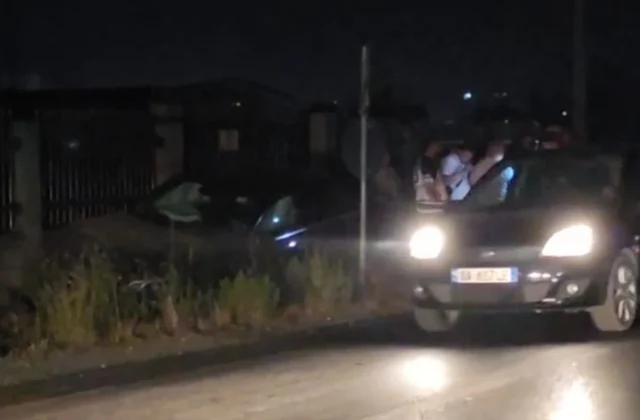 Aksident në Fier–Levan, përplasen “kokë më kokë” dy makina