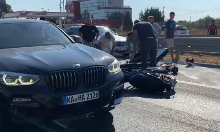 Aksident në Fier – Lushnje/ Makina përplaset me motorin, një i plagosur rëndë