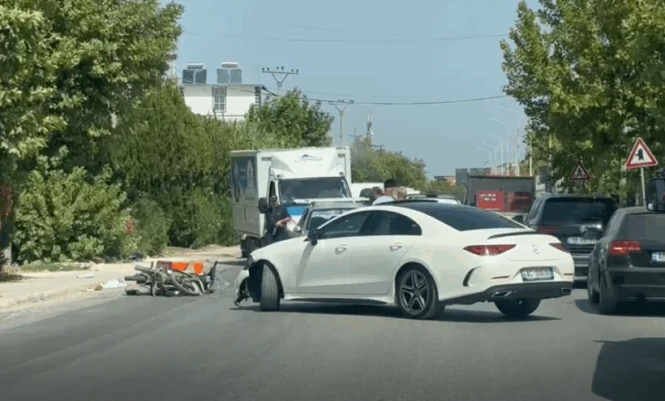 Aksident në Fier, makina përplaset me motoçikletën, një i plagosur