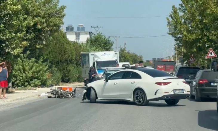 Aksident në Fier, një i lënduar pas përplasjes mes një Mercedes-Benz dhe një motorçiklete në Unazën Lindore, drejtuesi i motorit dërgohet me urgjencë në spital