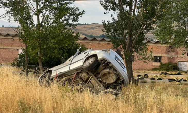 Aksident në Korçë, mjeti përfundon i përmbysur jashtë rrugës! Plagoset drejtuesi