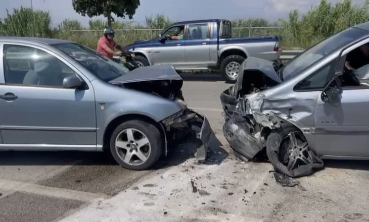 Aksident në Moravë të Beratit, përplasen tre automjete – Dy persona të lënduar