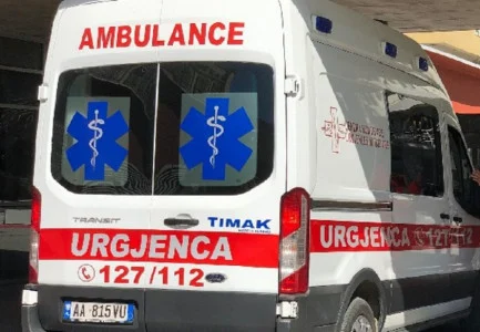 Aksident në rrugën Fier-Levan, makina përplaset me shtyllën elektrike, plagoset drejtuesi
