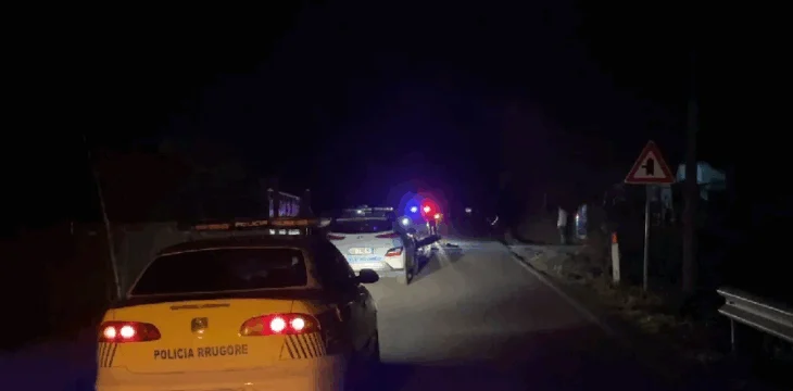 Aksident në Shkodër, punonjësi i policisë përplaset ndërsa kalonte vijat e bardha