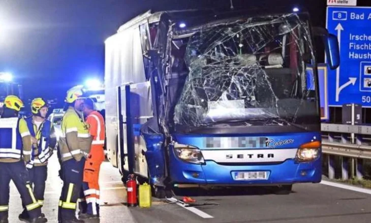 Aksident tragjik në Gjermani/ Autobusi nga Kosova përplaset me një kamion, 30 të lënduar