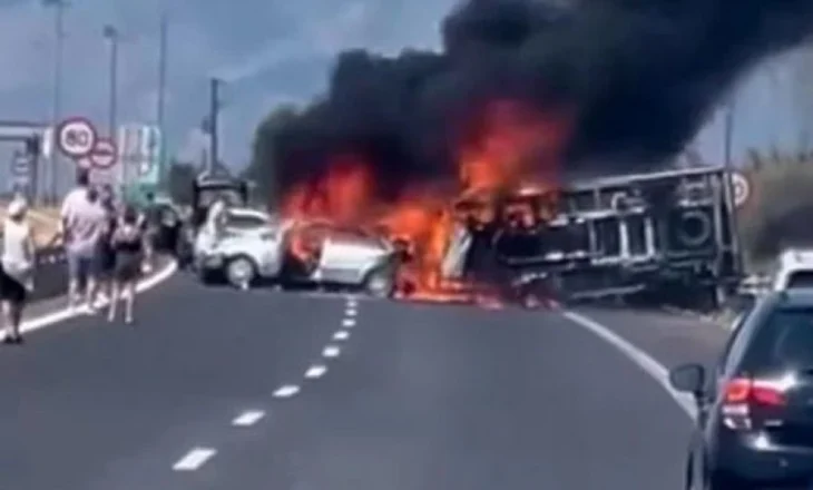 Aksidenti tragjik në Greqi, dëshmitari: Zjarri filloi nga gomat dhe u përhap në mjet! Viktimat kërkuan që t’i shpëtonim por flakët ishte të mëdha