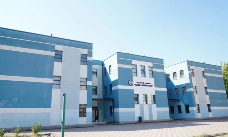 Aksion pastrimi në institucionet arsimore, bashkia e Elbasanit nis përgatitjet për vitin e ri shkollor