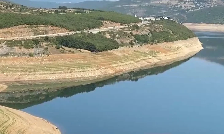 Alarm në Fierzë/ Liqeni po zbrazet me ritme të shpejta çdo ditë, ndalet prodhimi i energjisë
