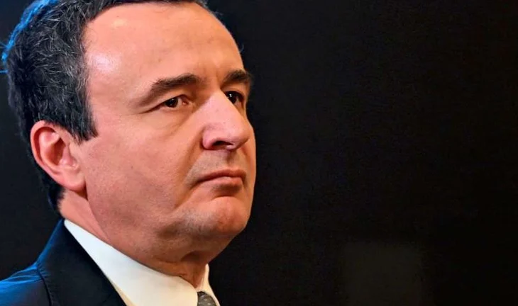 Alarm në Mitrovicë të Veriut/ Fletëpalosje me thirrje për rezistencë dhe flamuj serbë në çdo rrugë