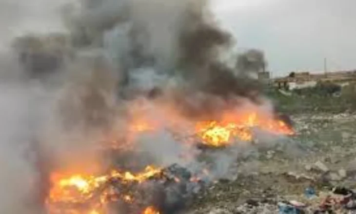Alarm nga zjarret në Vlorë/ Flakët tek fusha e mbetjeve rrezikojnë t’u afrohen banesave