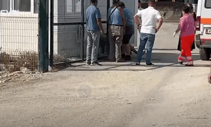 ALARMANTE/ Rindizet fusha e mbetjeve në Vlorë, punëtori përfundon në spital për shkak të tymit toksik