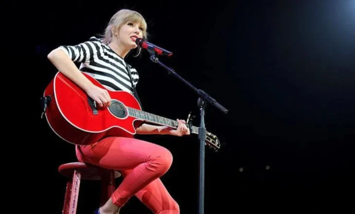 Analiza e BBC: Ndryshimet që do të sjellë fejesa në muzikën e Taylor Swift, artistes që ndërthur përjetimet personale në tekstet e këngëve që krijon