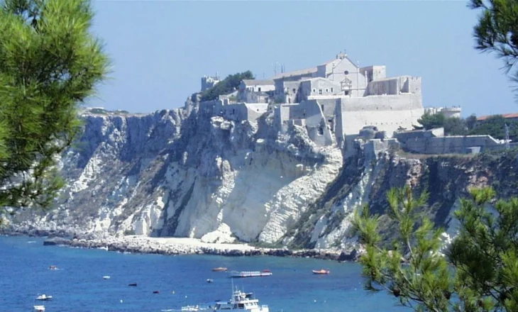 Andrea Alleshi Durrësaku, arkitekt dhe skulptor Arbër, dhe fiorentinasi Niccolò di Giovanni Comari ishin autorë të njohur në ishujt Tremiti