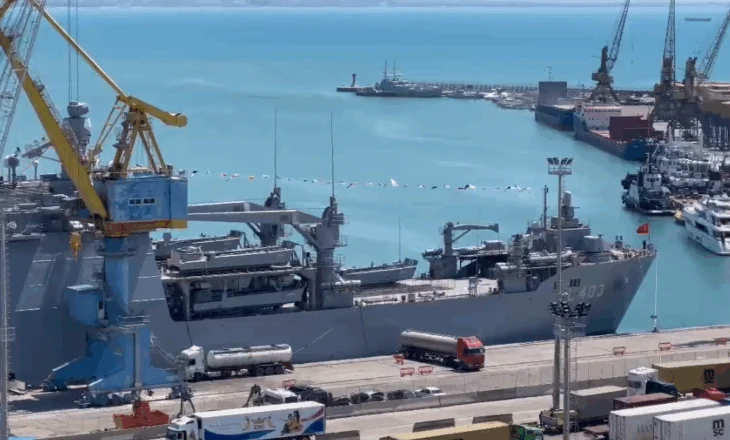 Anija ushtarake vjen në Durrës, “Sancaktar” mund të mbajë tanke, mjete të blinduara dhe qindra forca