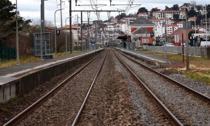 Anulohen mbi 16 trena që lidhin Parisin me Londrën, Brukselin dhe Amsterdamin, probleme të mëdha për shkak të defektit në sistemin elektrik
