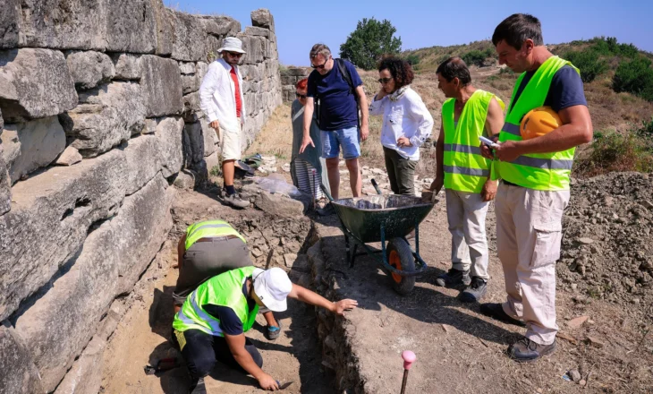 “Apolonia e Ilirisë”, ministri Gonxhja: Gërmimet janë përqendruar në tri zona kryesore të sitit arkeologjik