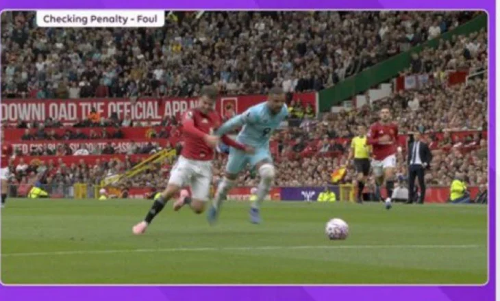 Arbitri “tallet” me Man. United! Fillimisht jep penallti, më pas ndërron mendje pas asaj që pa në ekran (video)