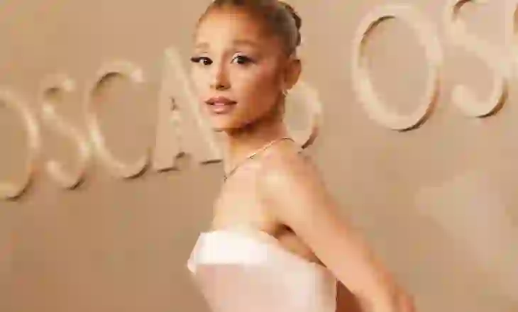 Ariana Grande njofton turneun e parë pas shtatë vitesh