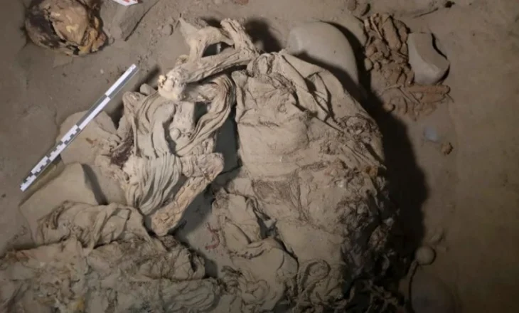 Arkeologët e gjejnë një mumie 1000-vjeçare në Peru