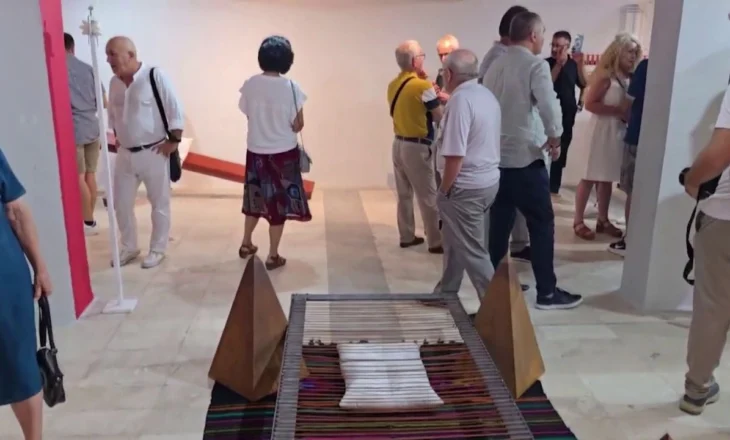 “Asgjëkundi shumë larg”, ekspozita e skulptorit Vasil Vasili në galerinë “Art Saranda”