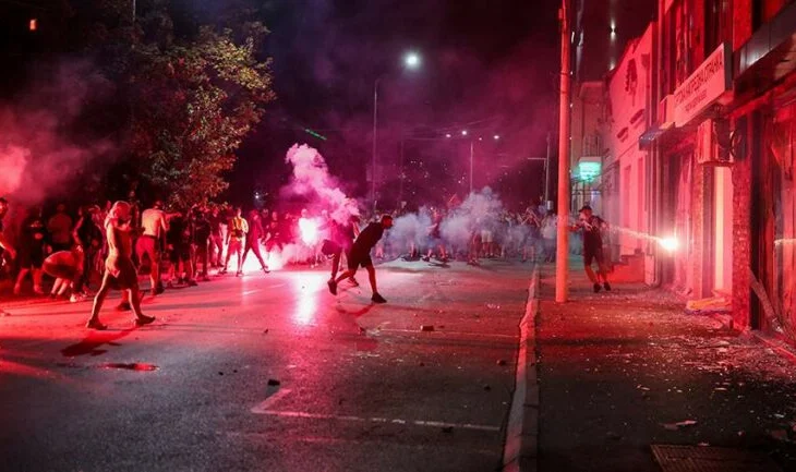 Ashpërsohen protestat në Serbi, policia përplaset dhunshëm me studentët, nuk i lejojnë të hyjnë në ndërtesë