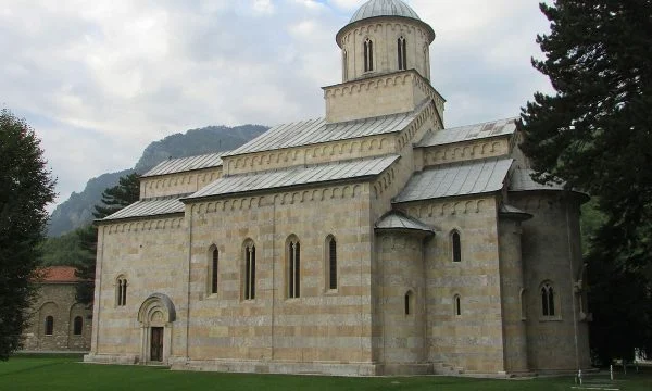 ASNJË MANASTIR DHE KISHË E SHQIPTARËVE NË KOSOVË NUK ËSHTË E SERBËVE DHE SERBISË