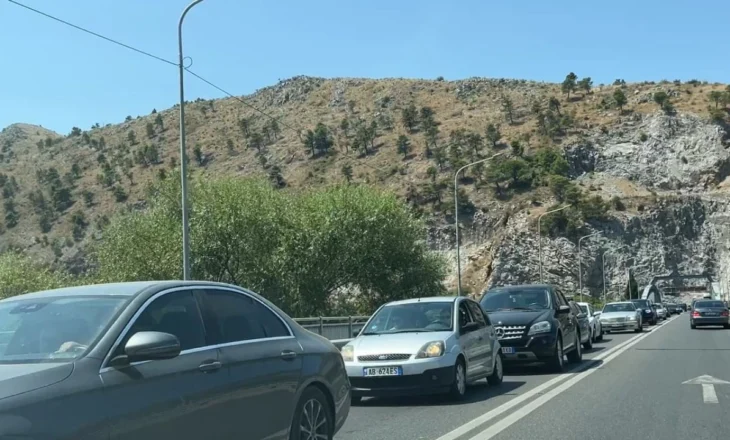 Atentati ndaj bosit të krimit në Budva shkakton radhë të gjata, 70 km trafik në pikën kufitare të Muriqanit