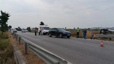 ‘Audi’ nxjerr jashtë rruge minifurgonin në Lushnjë-Berat, zbardhen detajet e para