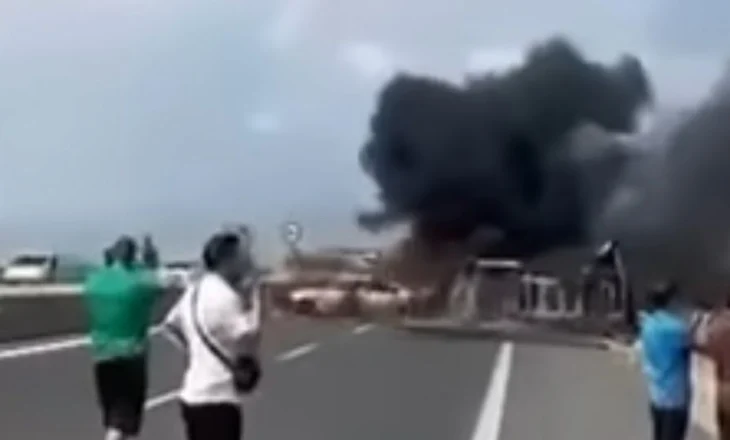 Automjeti merr flakë pas goditjes nga kamioni, humbin jetën 3 shqiptarë – VIDEO