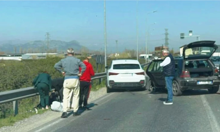 Automjeti përplaset me motomjetin në Shkodër- Lezhë, përfundon në spital e reja 26- vjeçare…