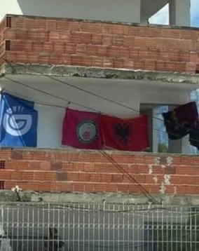 Ballkoni me flamurin e PD dhe PS