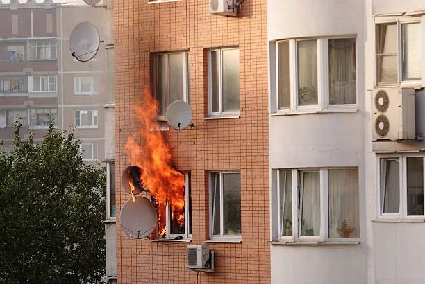 Banesa në Pukë përfshihet nga flakët, shkak luhatjet e energjisë elektrike