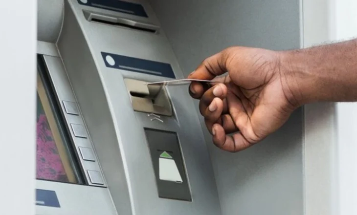 Banka e Shqipërisë vendos rregulla transparence për kostot dhe kursin e këmbimit në tërheqjet e parave nga ATM-të