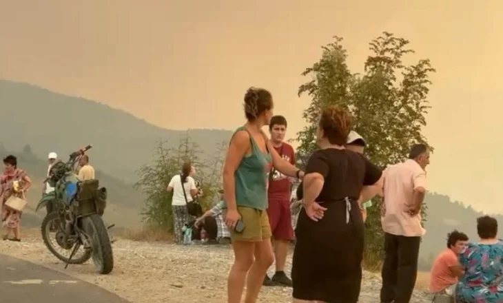 Banorët e Gramshit përplasen me policinë: Erdhët me vonesë, shtëpia m’u dogj! 50 metra larg ishit!