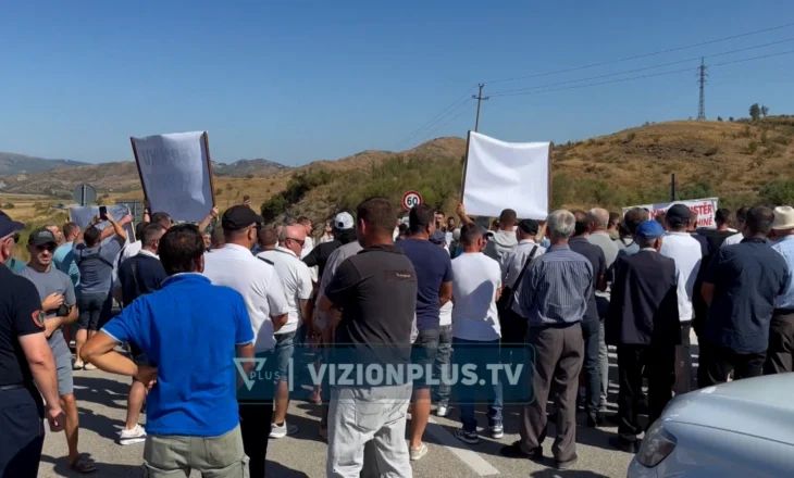 Banorët në rrugë, për rrugën, Vlorë, protestuesit kërkojnë rikonstruksionin e aksit: 35 vite, asnjë investim
