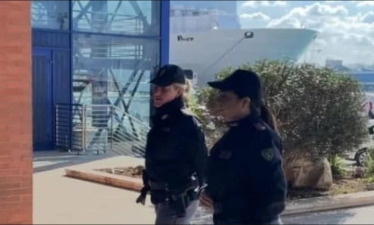 Bari/ Shqiptari humb kontrollin në port, policia i shpëton jetën