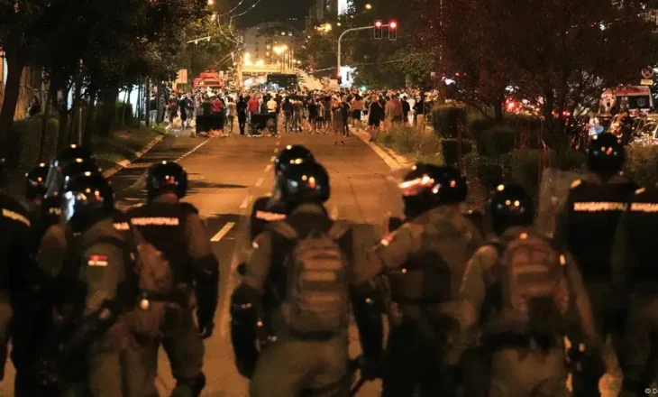 BE dënon Serbinë/ DW: Vuçiç po përdor banda kr1minale për të shtypur protestat