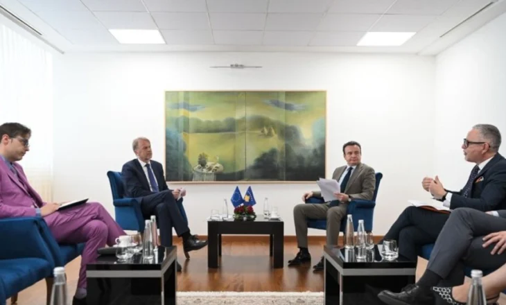 BE pezulloi takimet me Kurtin brenda Kryeministrisë, reagon Qeveria e Kosovës