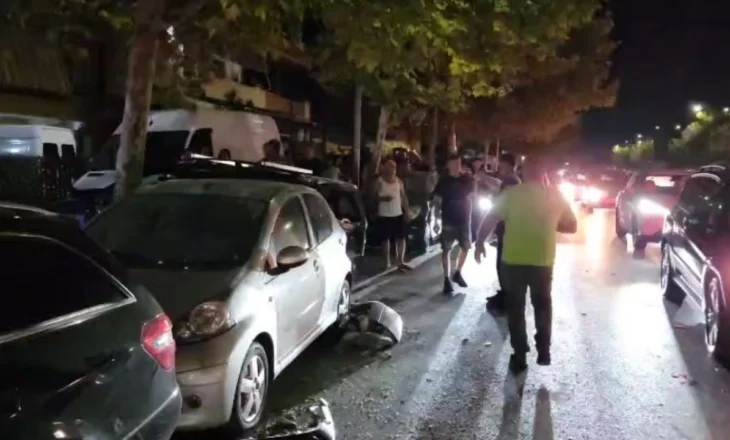 “Benz”-i përplaset me makinat e parkuara në Durrës, shoferi humbi kontrollin e mjetit