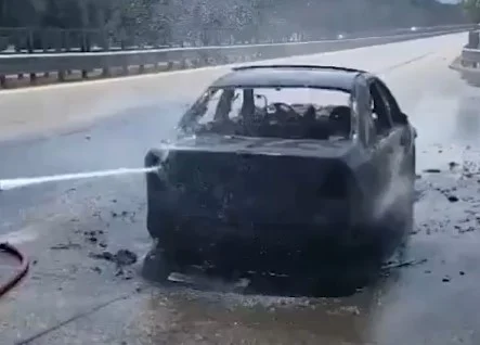 “Benz-i” shkrumbohet plotësisht nga flakët në aksin Vlorë- Fier, policia nis hetimet