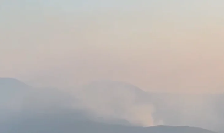 Berat/ Vatra zjarri në Terpan dhe Plashnik, evakuohen banorët në lagjen Rexhaj
