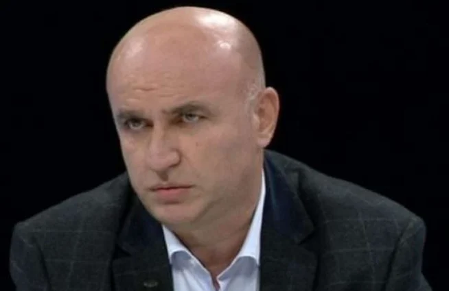 Berisha publikon videon e Mero Bazes. I përgjigjet botuesi me shpoti…*
