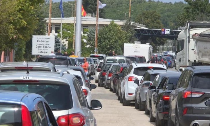 ‘Bllokohet’ pika kufitare e Qafë Thanës, radha e automjeteve shkon në 1 km