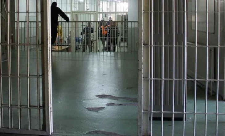 Bosi në regjimin “41 bis” kërkon të hajë darkë në orën 22:00, reagon gjykata