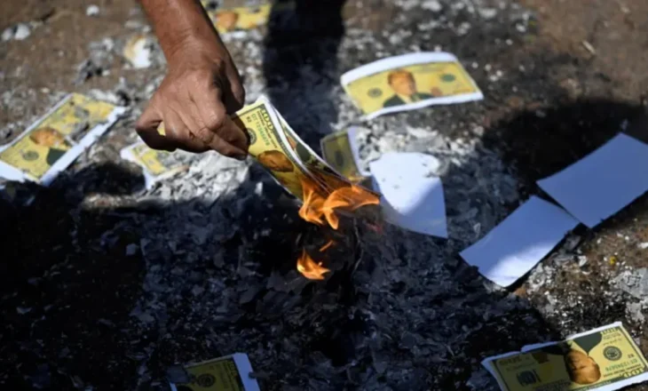 Brazilianët protestë kundër tarifave të Trump, djegin dollarët amerikanë të falsifikuar