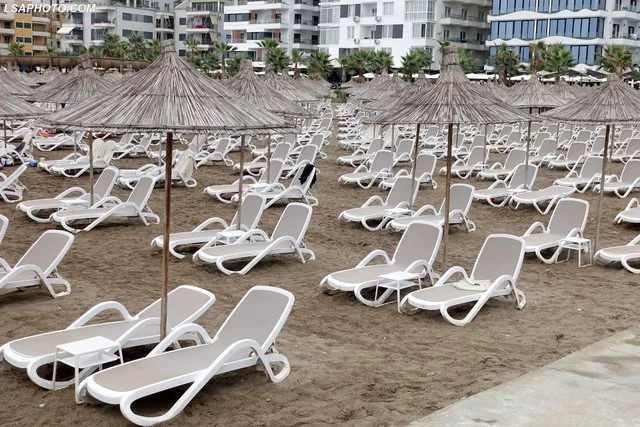 Bregdeti i Vlorës mbetet i zbrazët/ Shiu i verës boshatis edhe Lungomaren