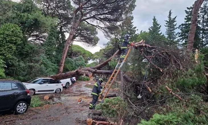 Breshër, rrugë të përmbytura dhe pemë mbi makina, një stuhi e fortë godet Italinë