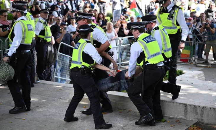 Britanikët protestojnë kundër strehimit të azilkërkuesve në hotele, tensione të ashpra