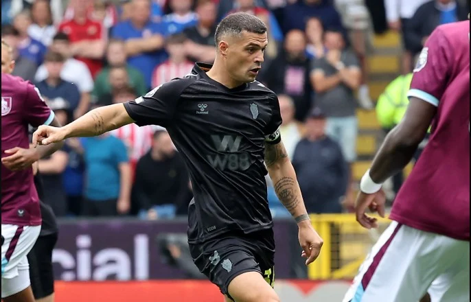 Broja ende s’është gati, Burnley merr fitoren e parë. Xhaka dhe Sunderland pësojnë humbjen e parë