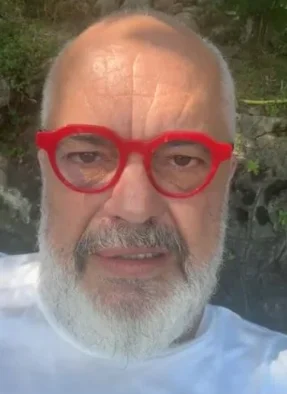 “Ça i ke këto syze?!”-pyet Ramën ndjekësi në FC. Përgjigja: I shikon se janë kuq e zi?